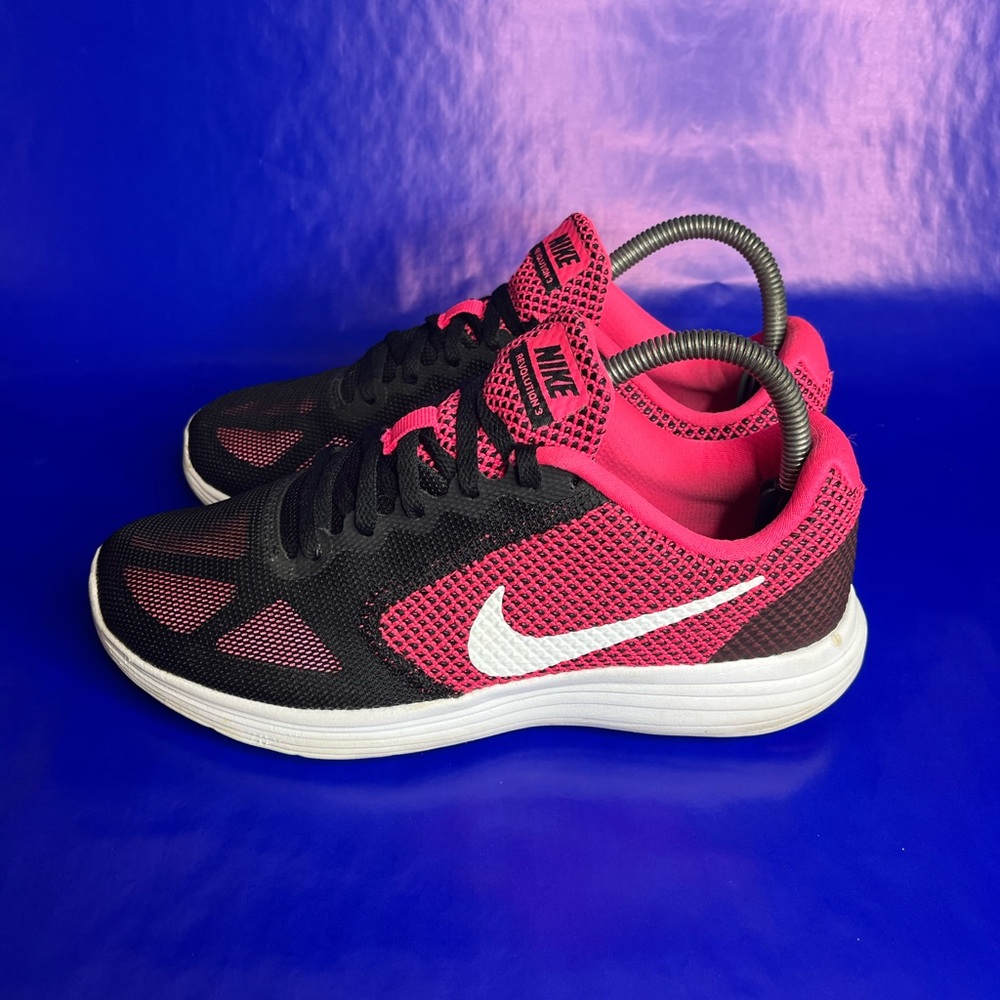 Nike Revolution 3 Hyper Running Sneaker Women’s Size 7.5 819303-600 Gently Used